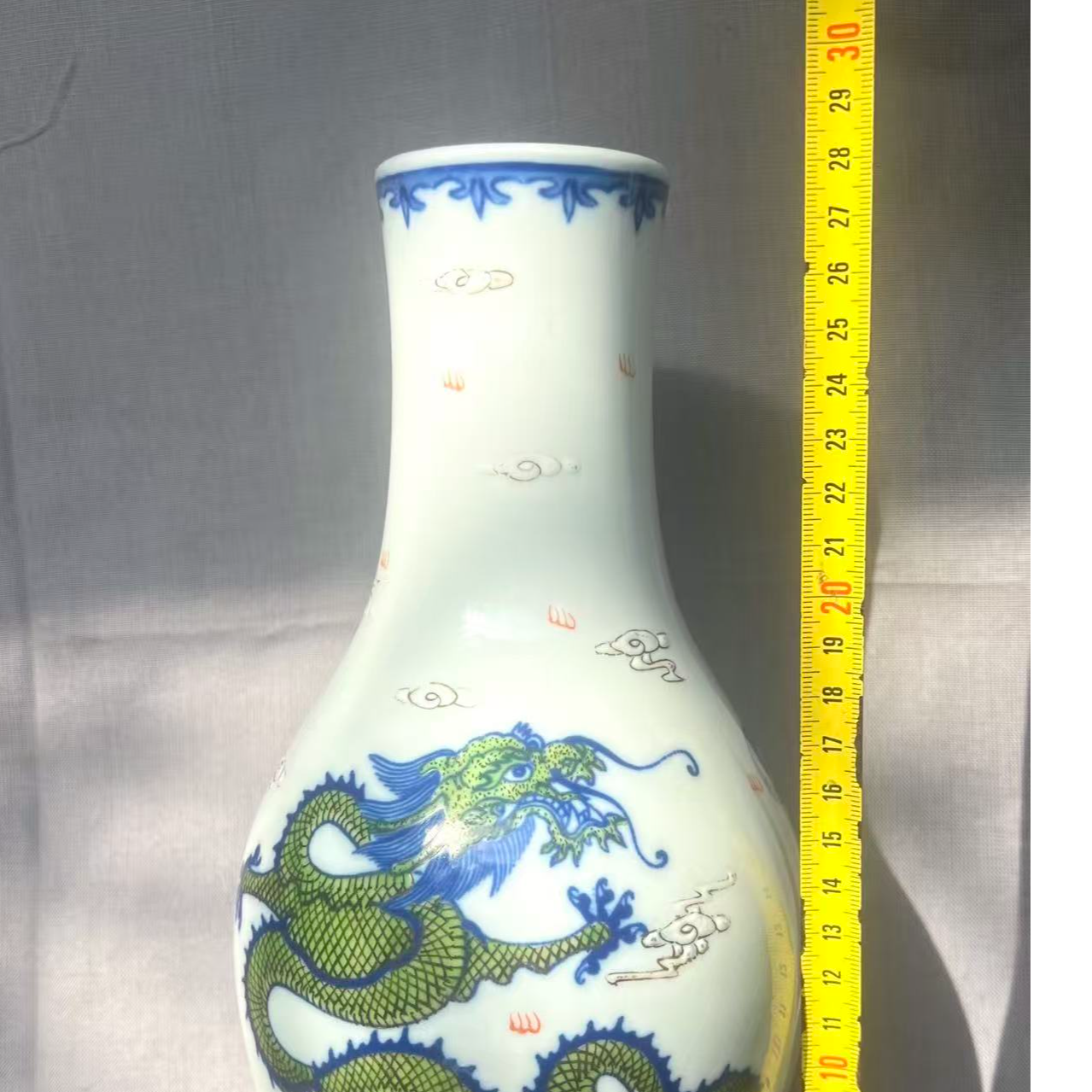 青花五彩龙纹瓷橄榄瓶。陈设观赏，通体白润色彩明快，品相完好。