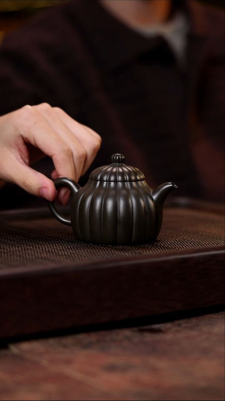 宜兴紫砂墨绿泥十八学士