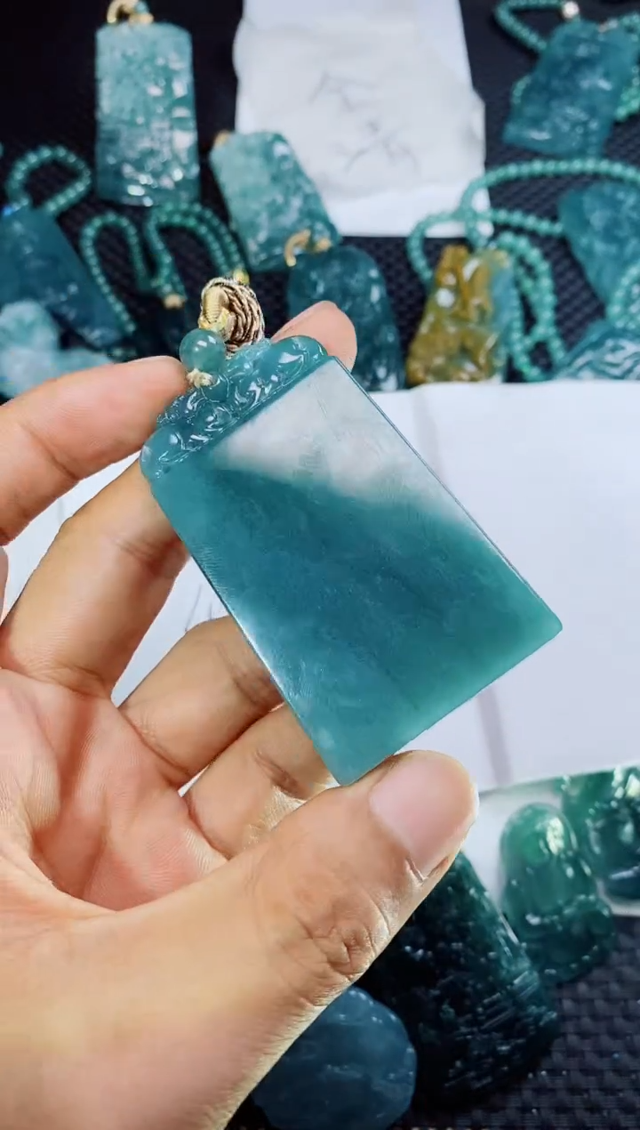 翡翠未镶嵌颈饰          