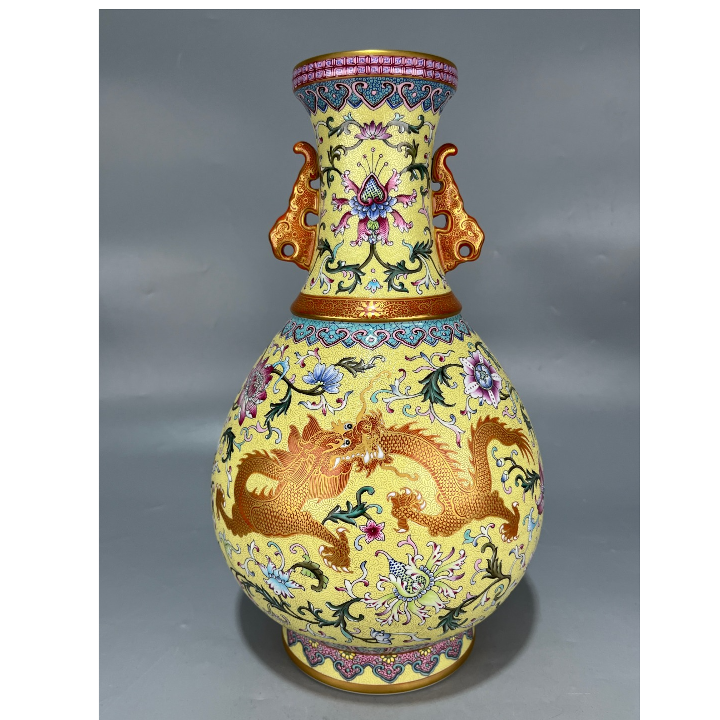 当代仿制 仿古大清乾隆年制珐琅彩缠枝花卉龙纹双耳瓶