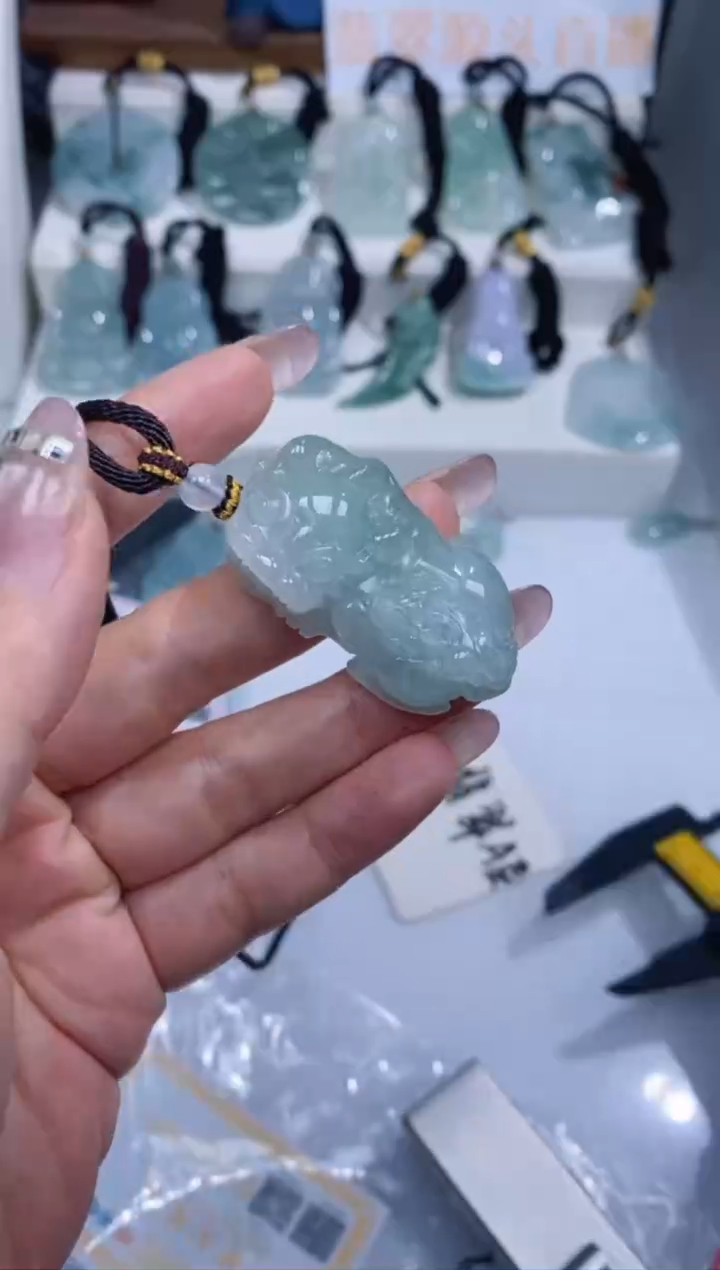 颈饰未镶嵌翡翠吊坠