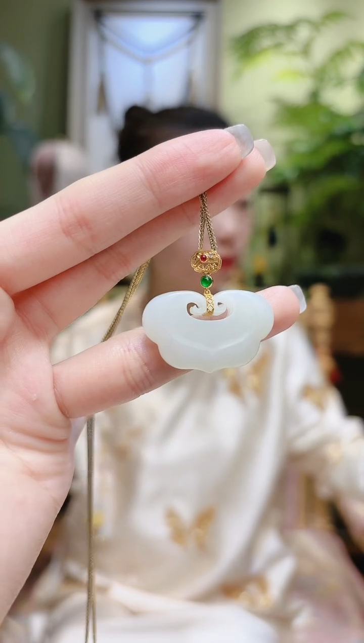 【闪购商品】和田玉吊坠18K金镶嵌蝴蝶锁和田玉吊坠