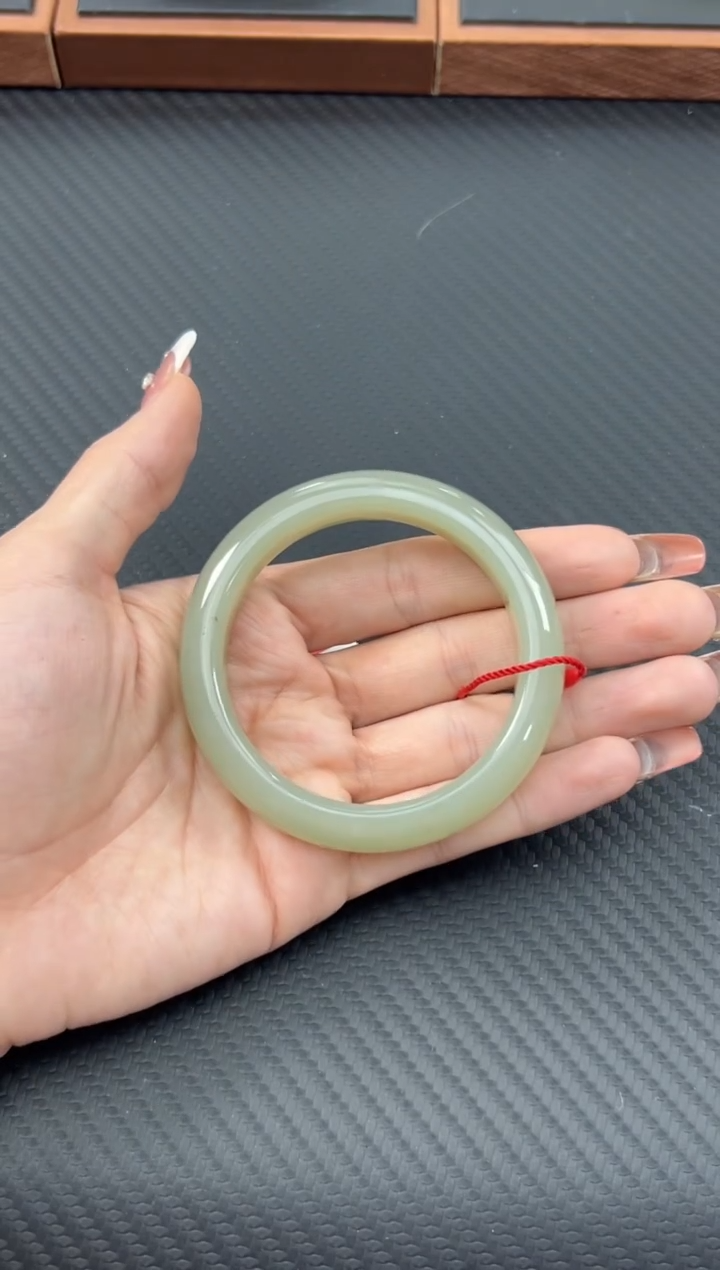 【闪购商品】和田玉手镯未镶嵌且末微色差近54手镯