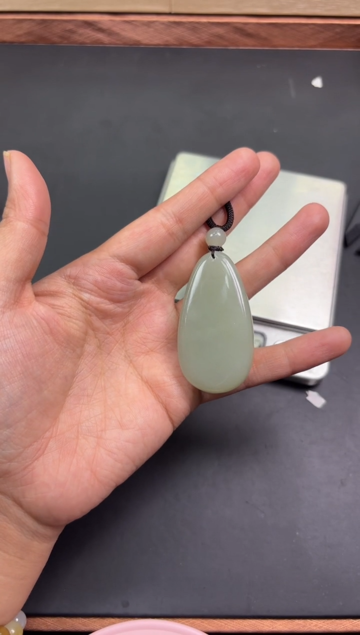 【闪购商品】和田玉吊坠(赠链)未镶嵌且末微色差近矿吊坠