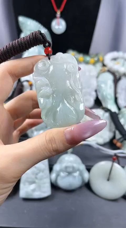 翡翠未镶嵌颈饰年年有余