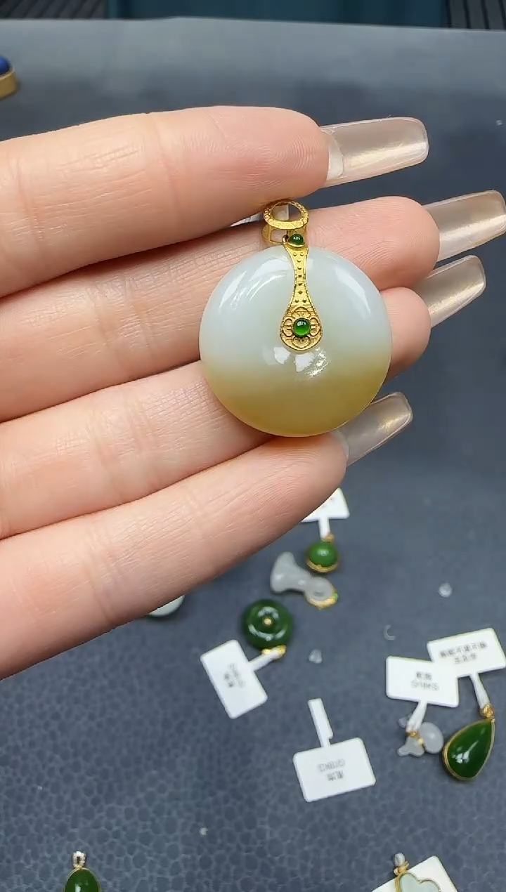 【闪购商品】和田玉挂件18K金镶嵌1