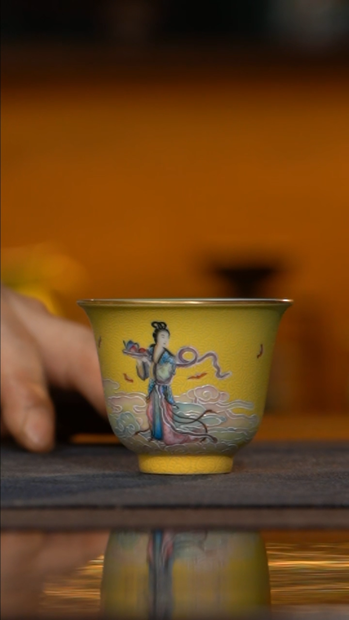 瓷片天*了宝蕴阁 黄地轧道麻姑献寿铃铛杯