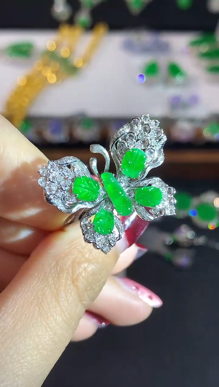 18K金镶嵌戒指翡翠多样性发其一