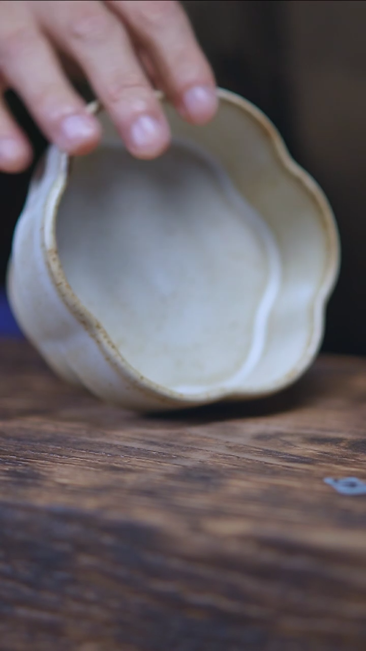 【闪购商品】白色花口坚果盘啊