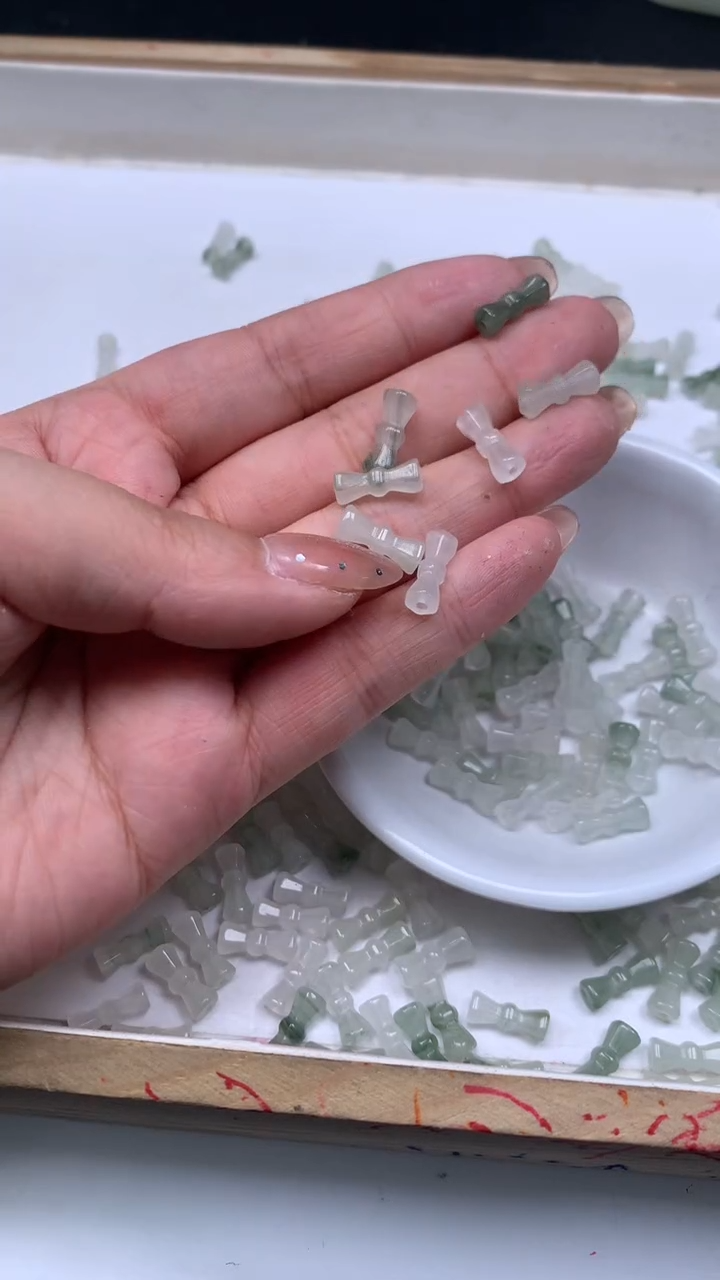 未镶嵌散珠石英质玉E736 天山翠 蝴蝶结4*12mm10颗8元