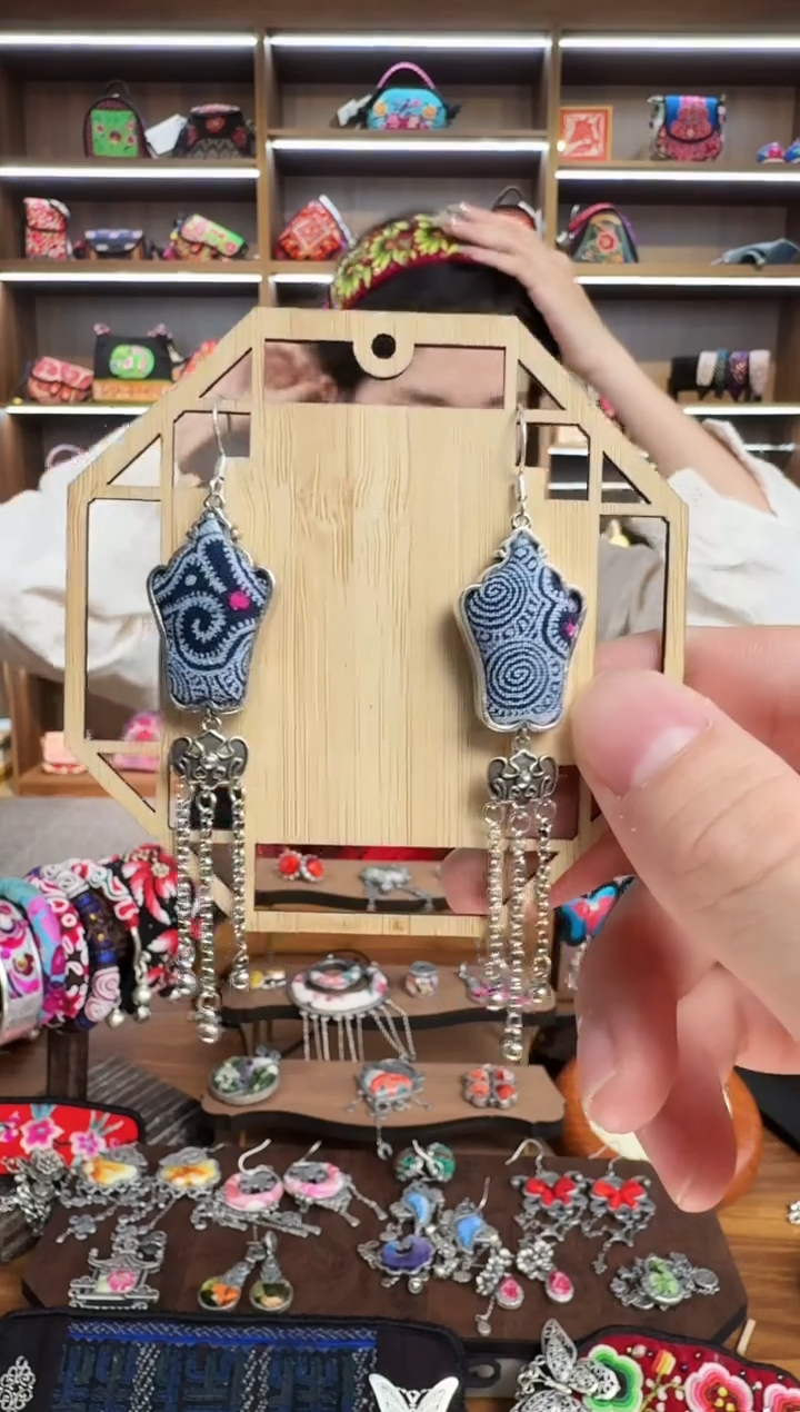 【闪购商品】织绣78蒙阿苏苗绣传承