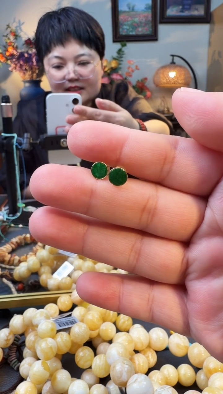 18K金镶嵌翡翠耳饰耳钉