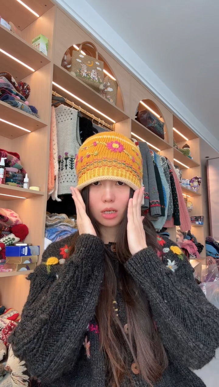 羊毛黄色卷边帽  