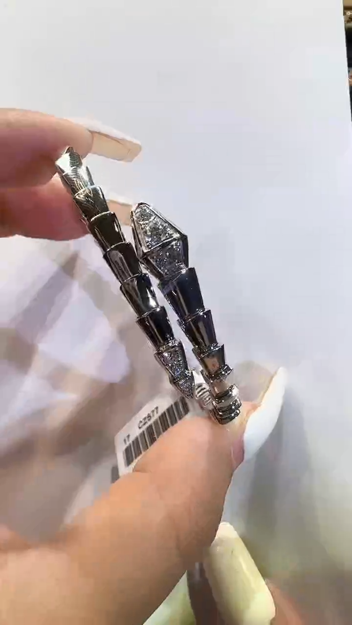 铂Pt950镶嵌手镯钻石头尾钻蛇手镯