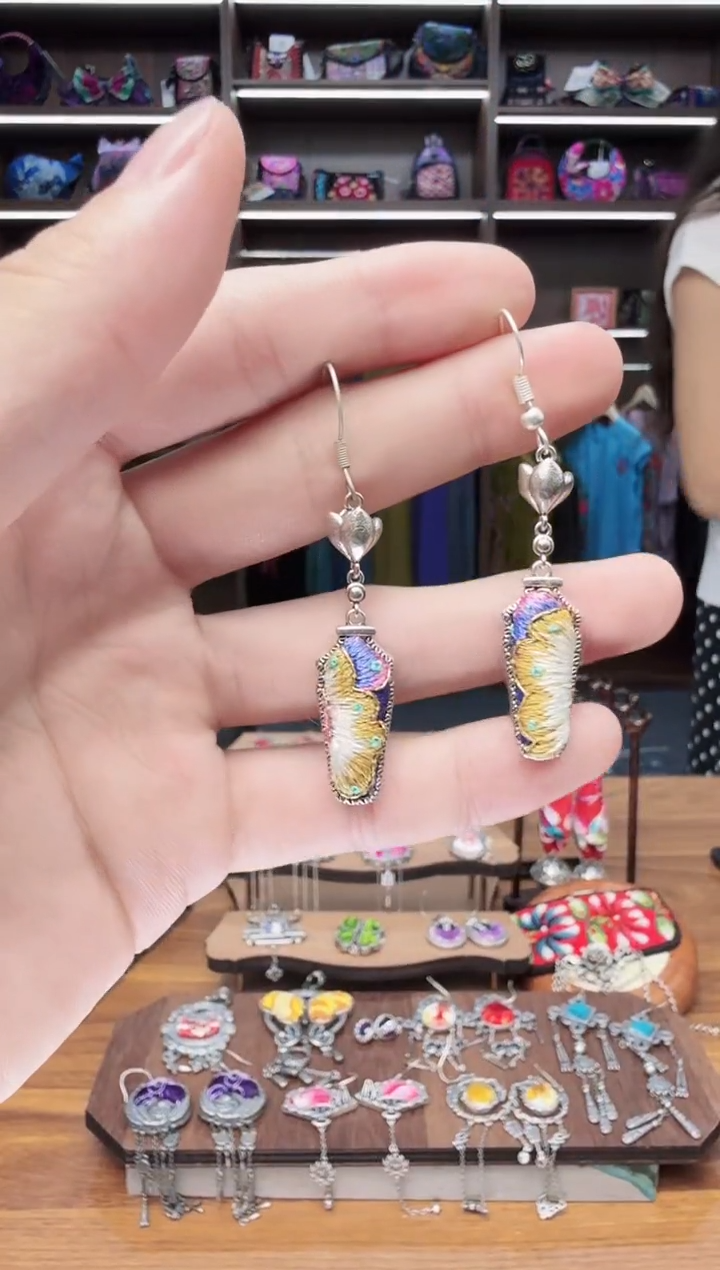 织绣129蒙阿苏苗绣传承店