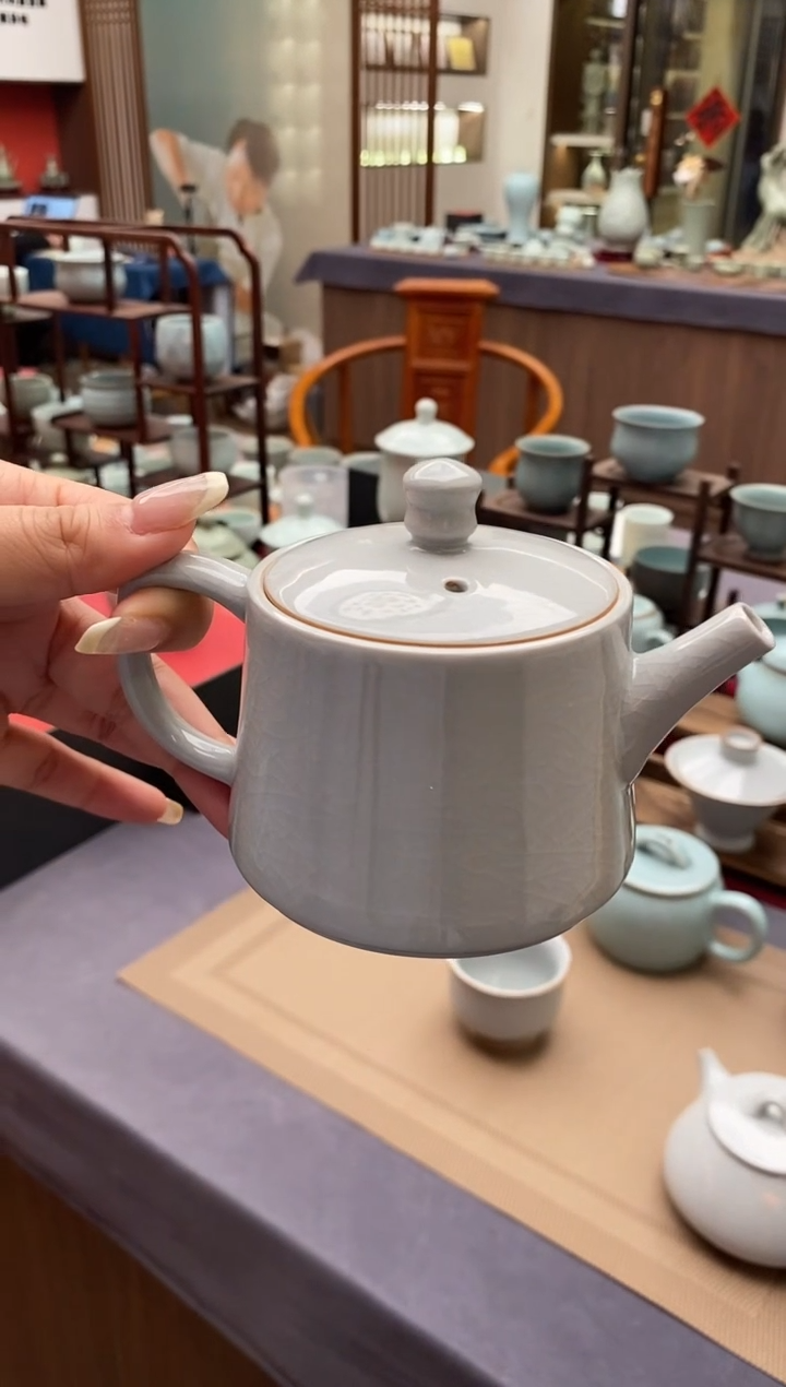 【闪购商品】月白釉纯手工支钉烧井栏壶