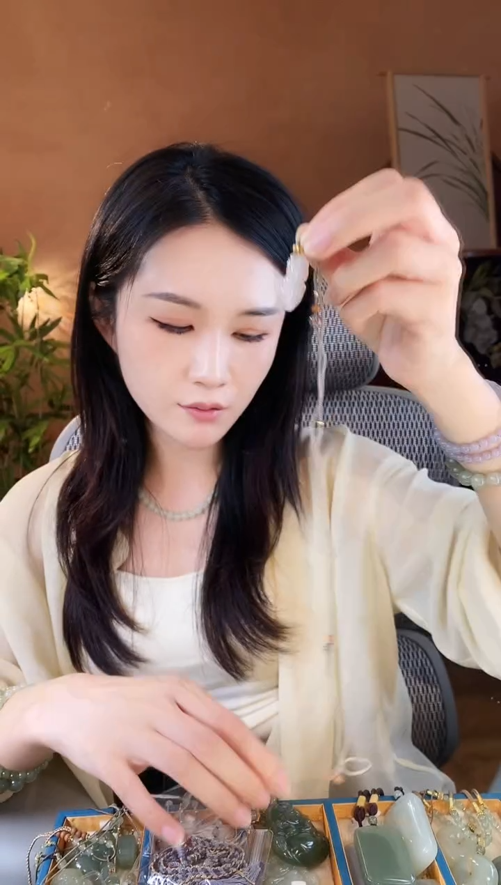 和田玉未镶嵌颈饰烟紫皮肤