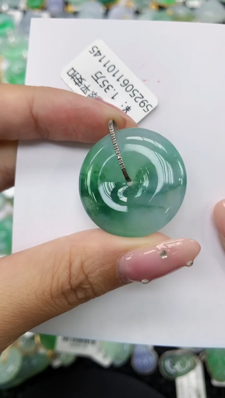 翡翠18K金镶嵌颈饰1111111111