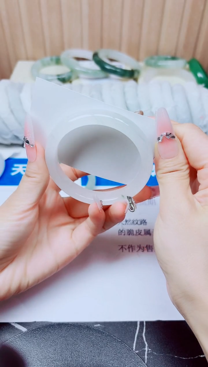 石英质玉手镯未镶嵌82/58