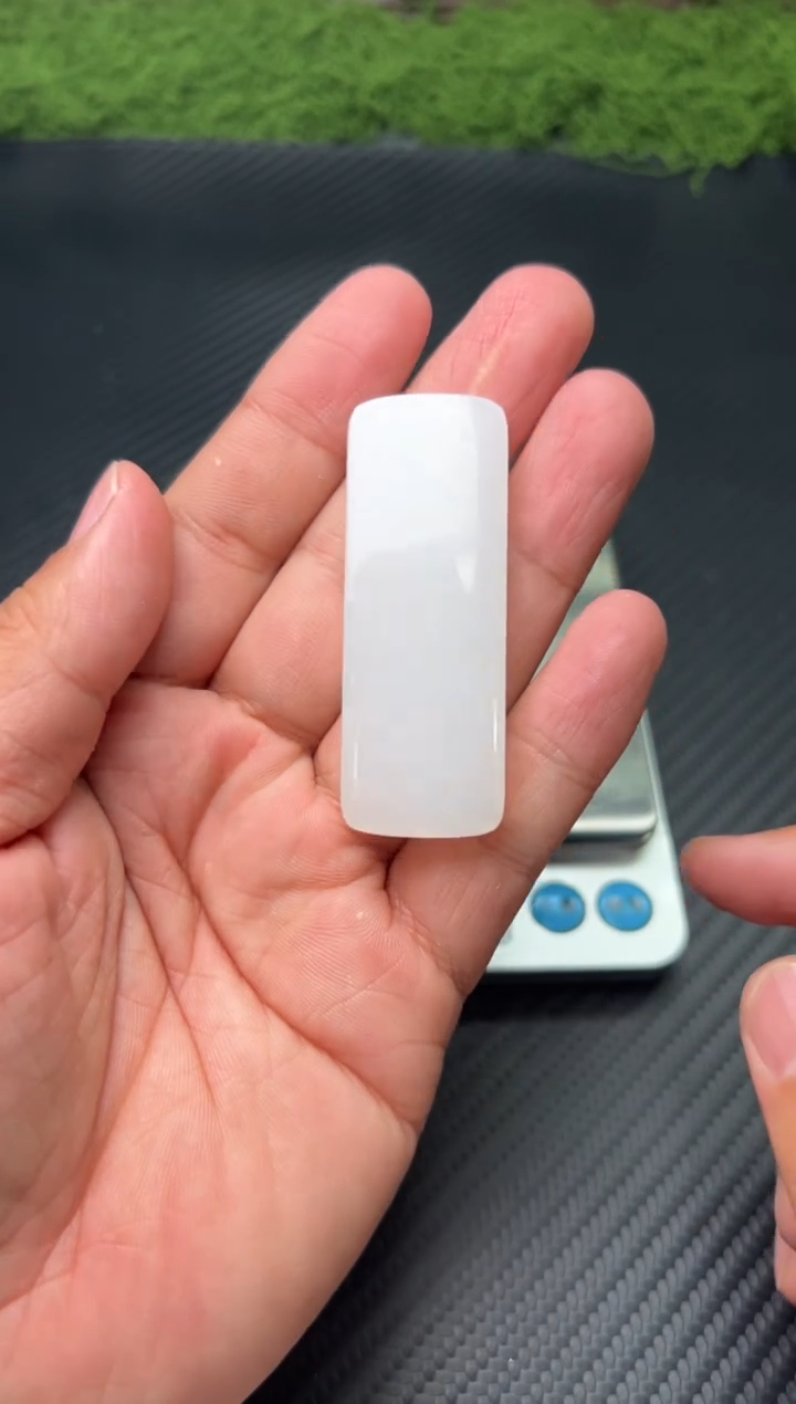 吊坠(赠链)未镶嵌和田玉黑山微色差吊坠J