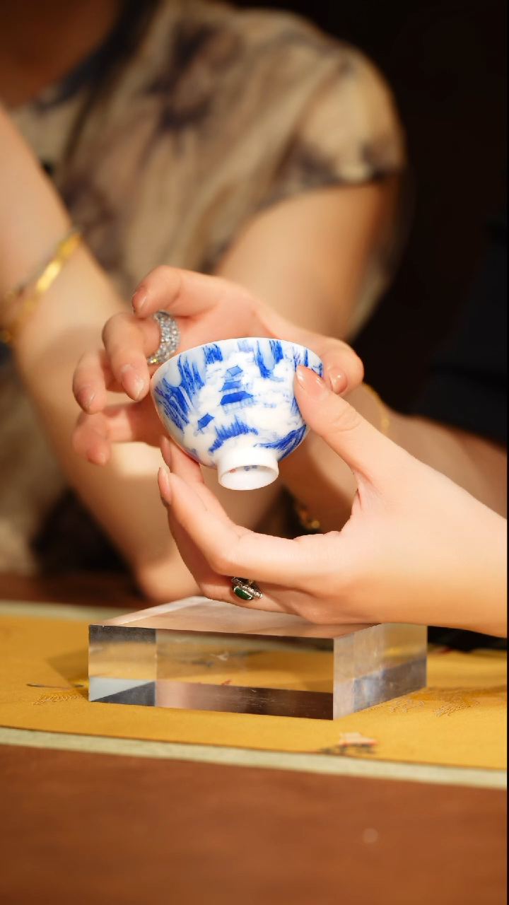 MS画堂春仇英仙山楼阁图小鸡心杯