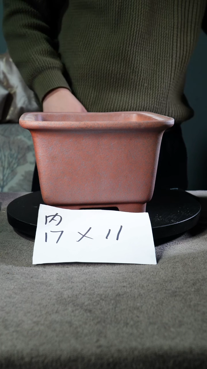 A宜兴紫砂小花盆