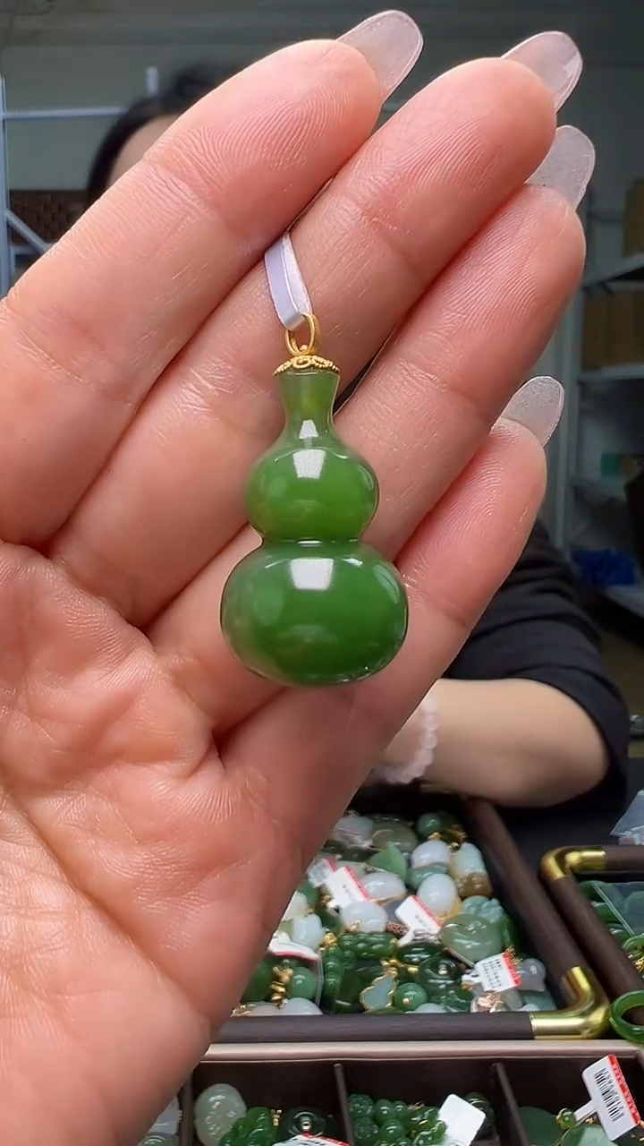 颈饰18K金镶嵌和田玉（多样性发货.发其一)12.02.58