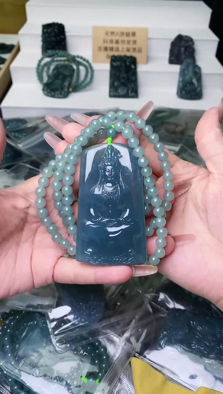 颈饰未镶嵌翡翠 