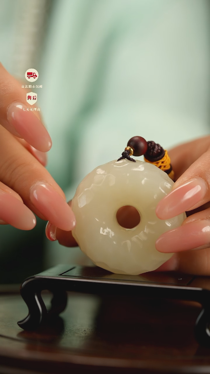 云南石竹叶青雕刻：千锤百炼平安扣