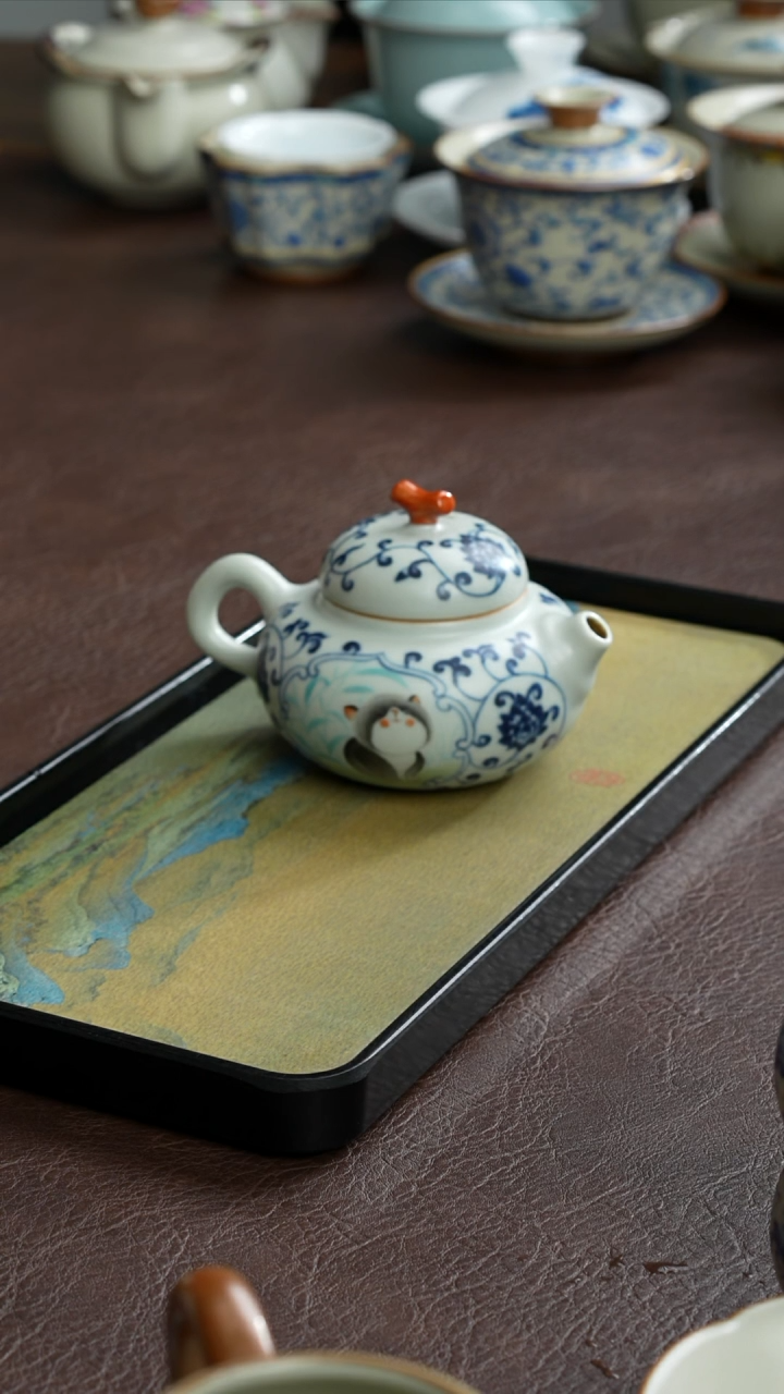 【闪购商品】景德镇缠枝莲萌猫红顶壶