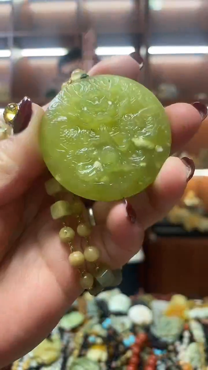 未镶嵌蛇纹石玉吊坠    