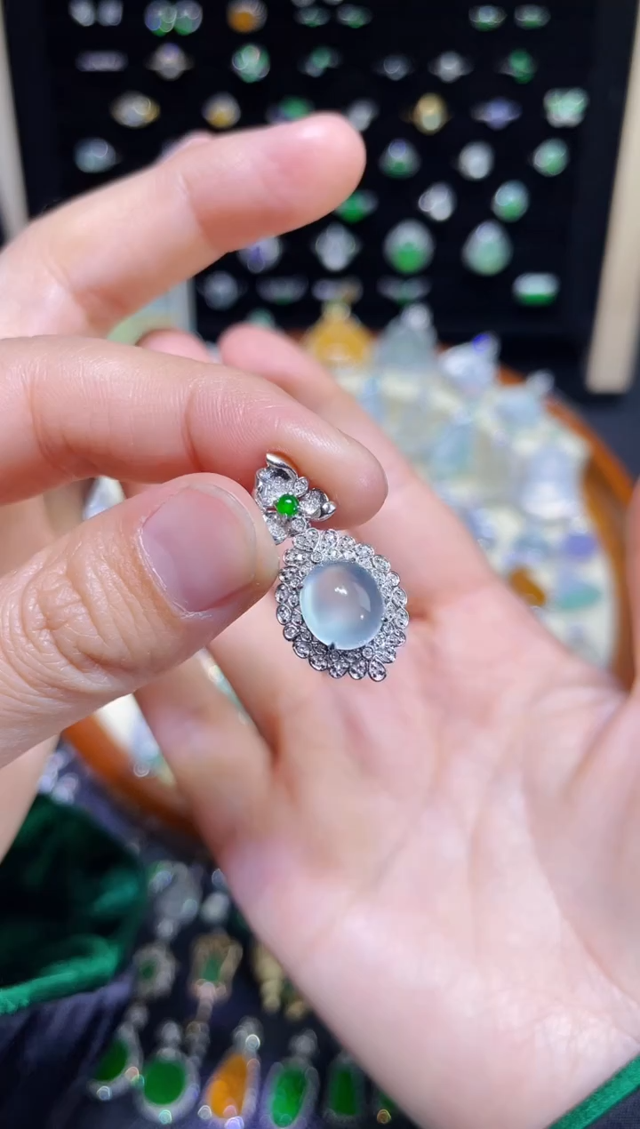 【闪购商品】翡翠颈饰18K金镶嵌卡9加玻璃种蛋面吊坠