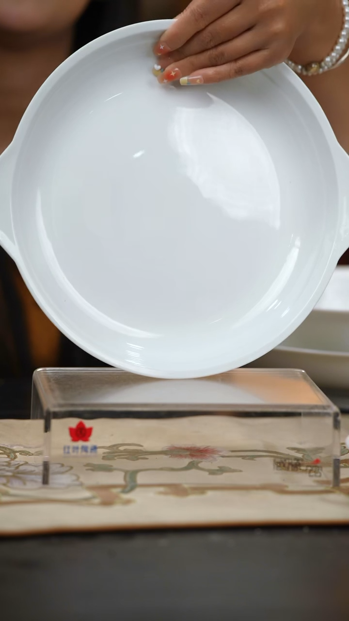 1个微瑕白胎10英寸双耳鲍翅盘（无底款）