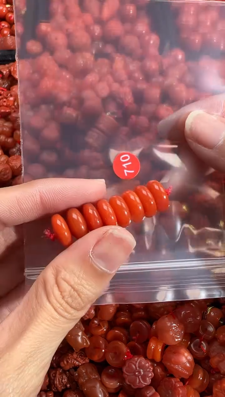 南红玛瑙未镶嵌颈饰1