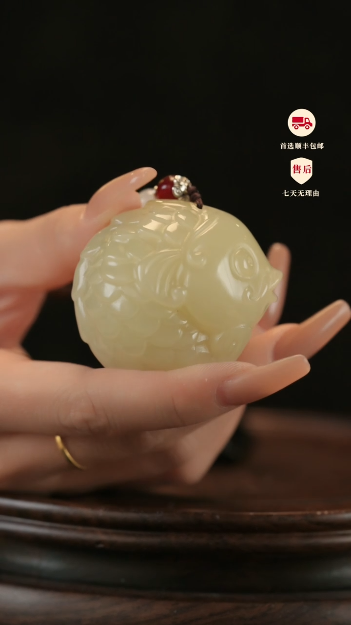 云南石竹叶青雕刻：年年有余手把件挂件