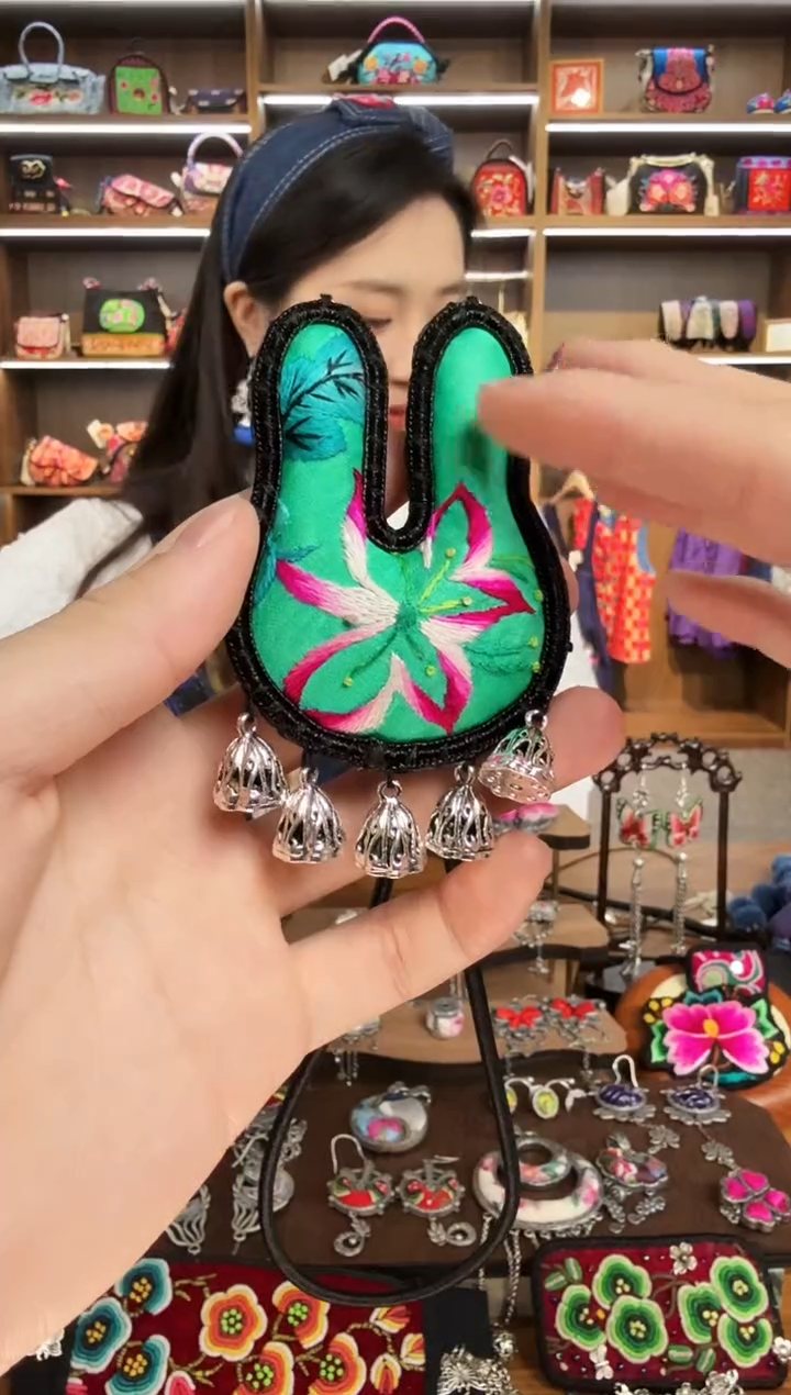 【闪购商品】织绣28蒙阿苏苗绣传承