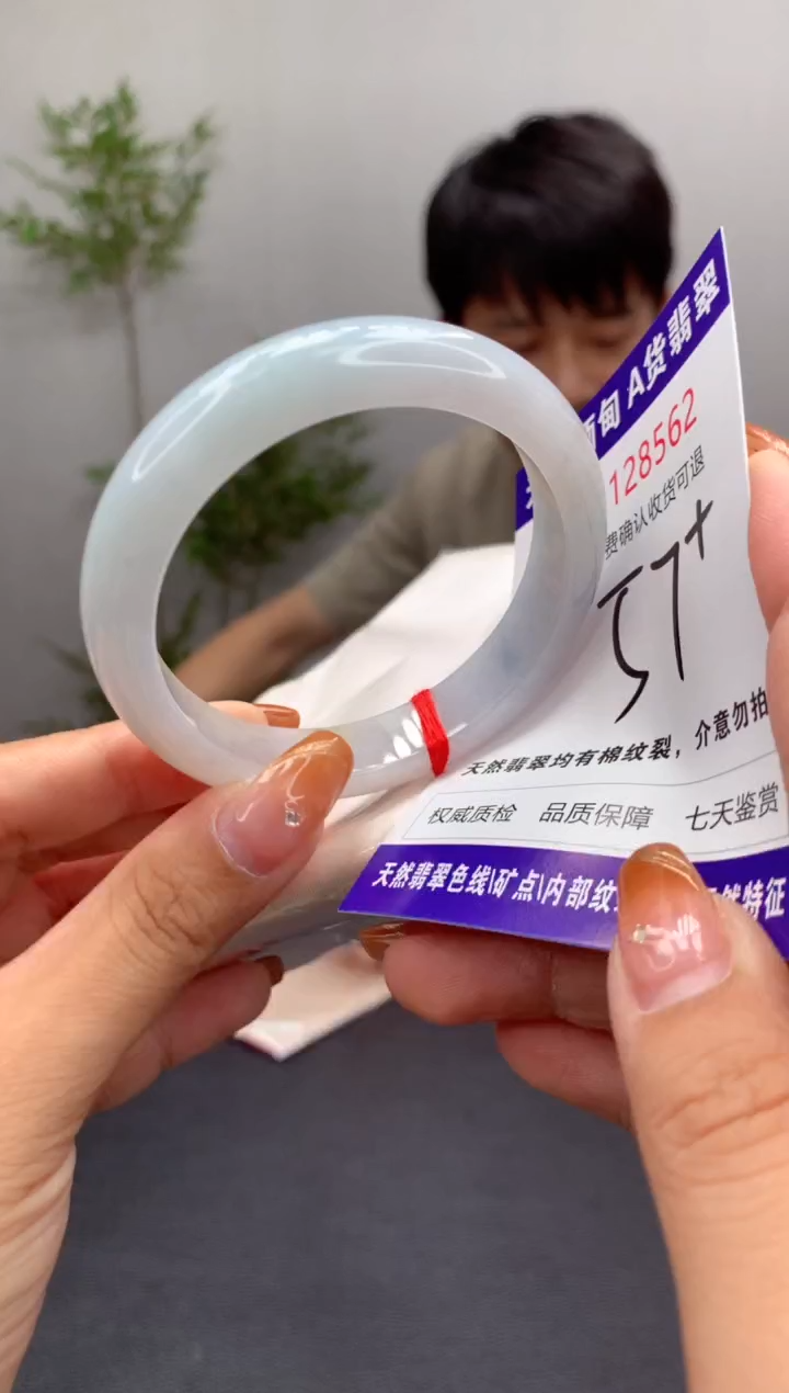 未镶嵌手镯翡翠有纹，完美者勿拍