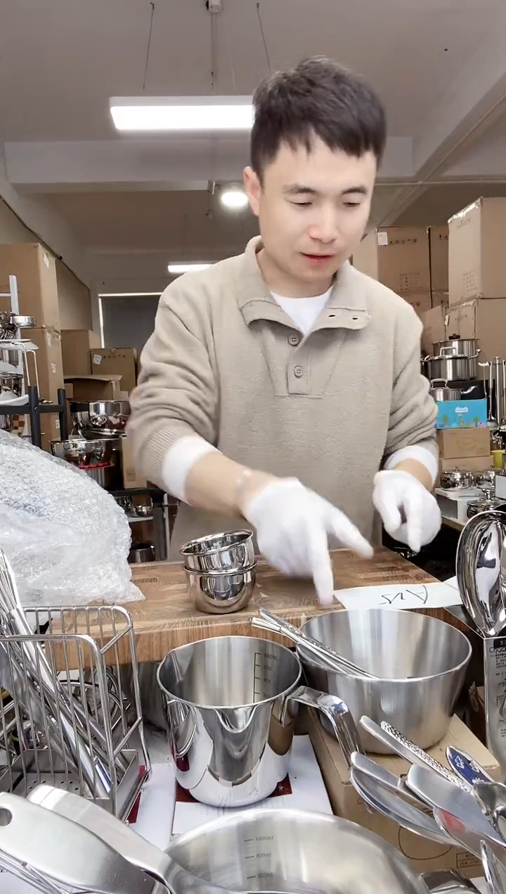 A25 微瑕小怪兽白酒杯2个