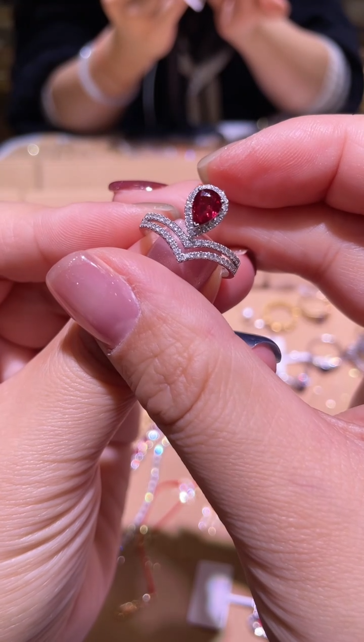 【闪购商品】红宝石戒指18K金镶嵌18K金红宝石钻石戒指