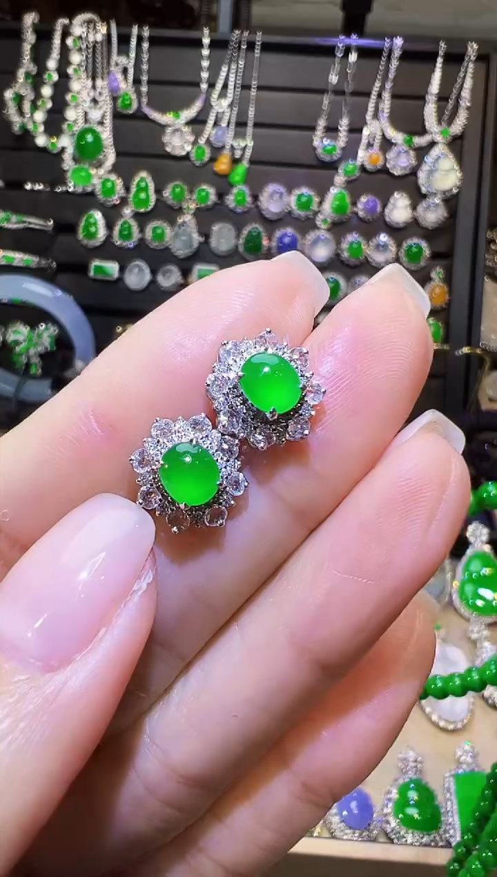 18K金镶嵌翡翠耳饰蛋面