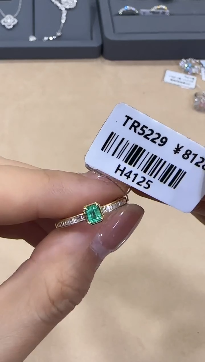 【闪购商品】祖母绿/18K金镶嵌钻戒指