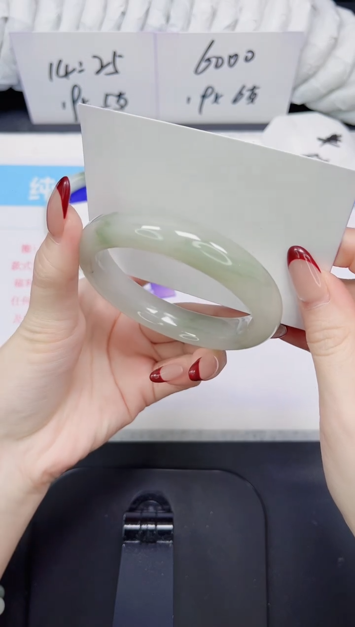 【闪购商品】石英质玉手镯未镶嵌39