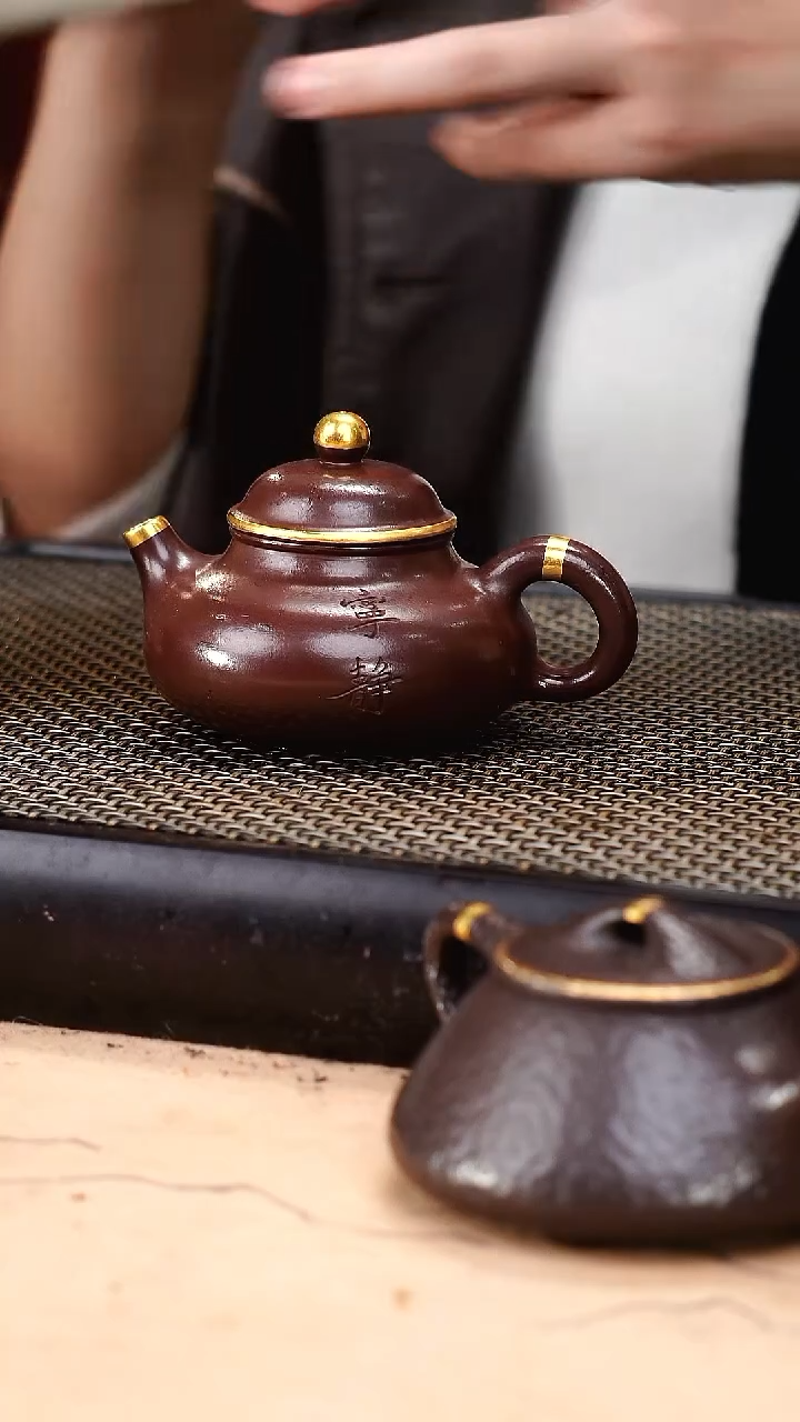 茶壶紫砂四号井茄皮紫泥描金薄胎宁静容天130cc