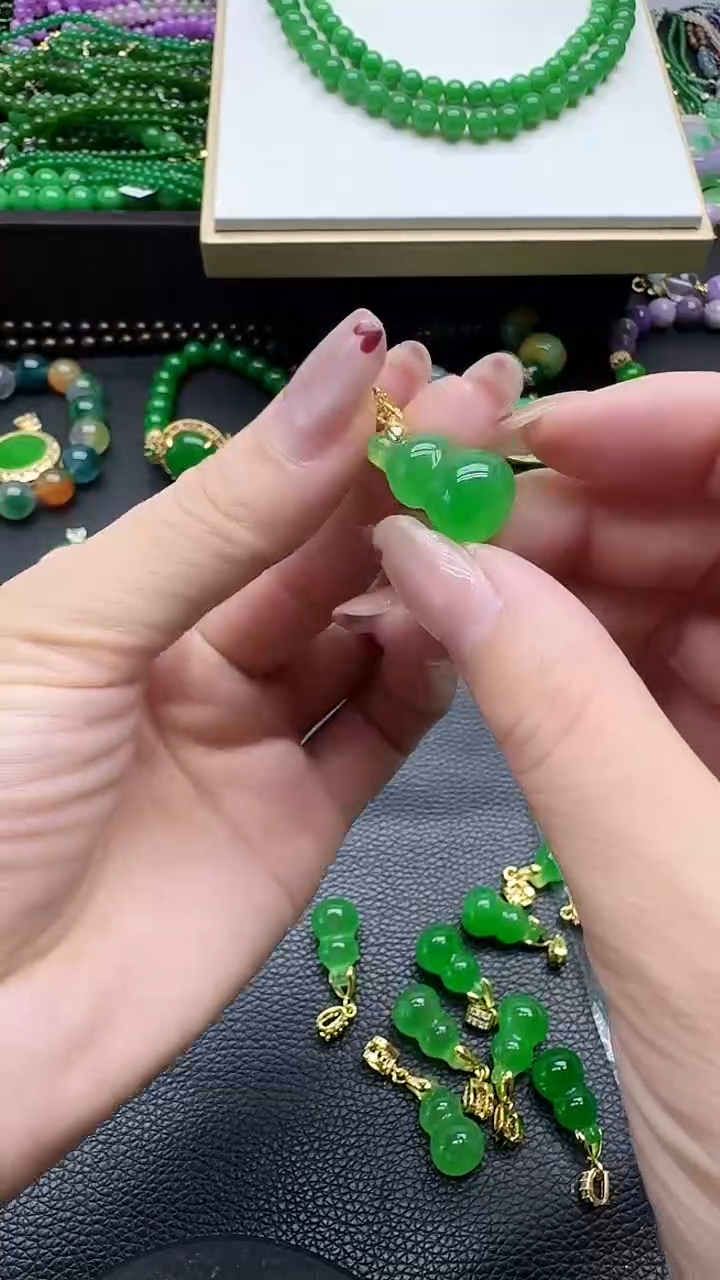 翡翠未镶嵌颈饰冰绿葫芦