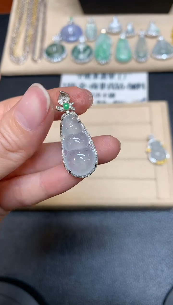 【闪购商品】翡翠颈饰18K金镶嵌福豆【无服务费