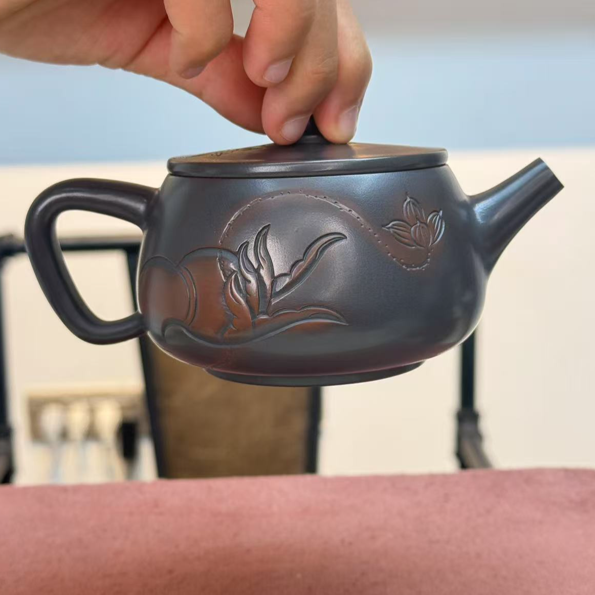 云南建水紫陶-佛手拈花汉瓦雕刻壶-全手工-精美高端紫陶壶非紫砂