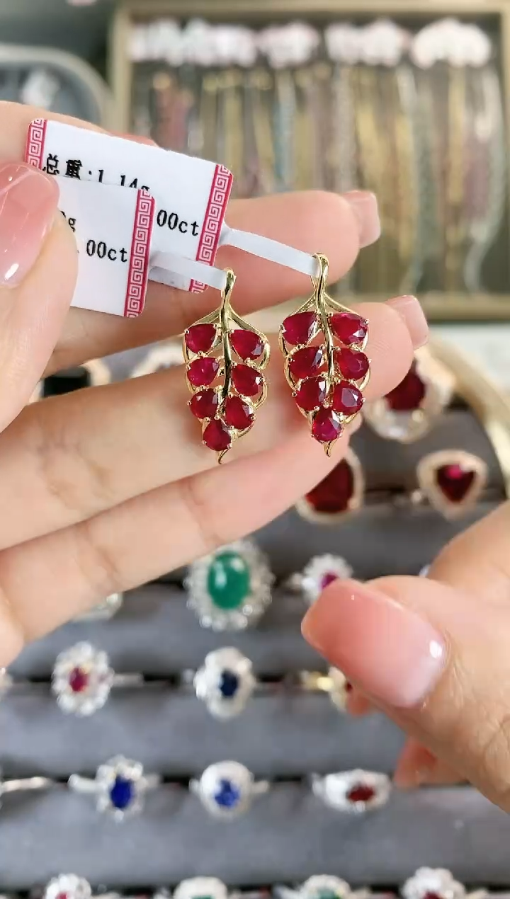 【闪购商品】红宝石吊坠18K金镶嵌.........