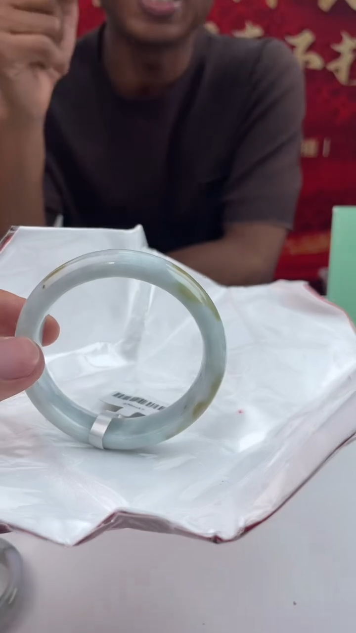 【闪购商品】翡翠手镯未镶嵌1翡翠手镯（微瑕）