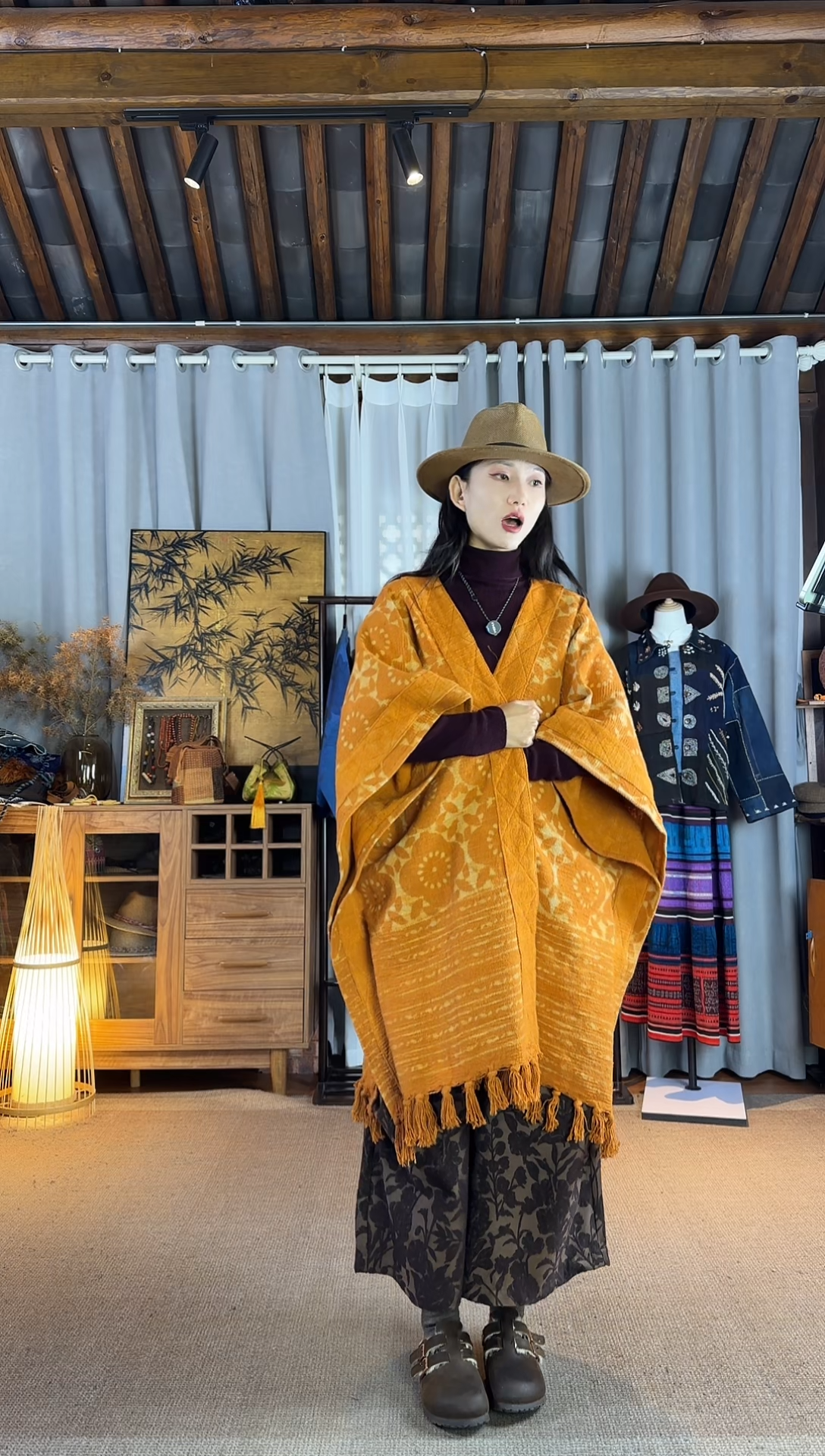 设计师款橘色大斗篷