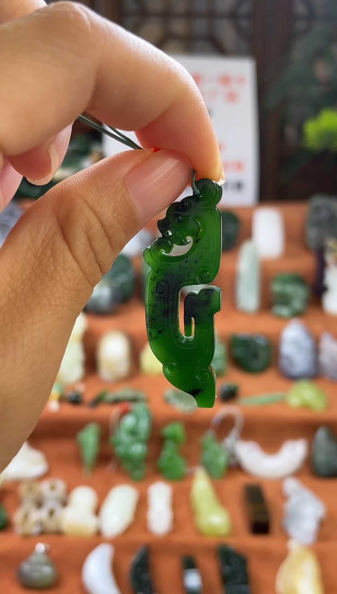 颈饰未镶嵌和田玉俄料碧玉辣绿红皮仿古龙带证书